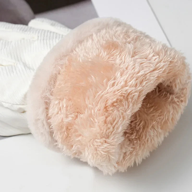Gant femme en velours matelassé, présentation à plat