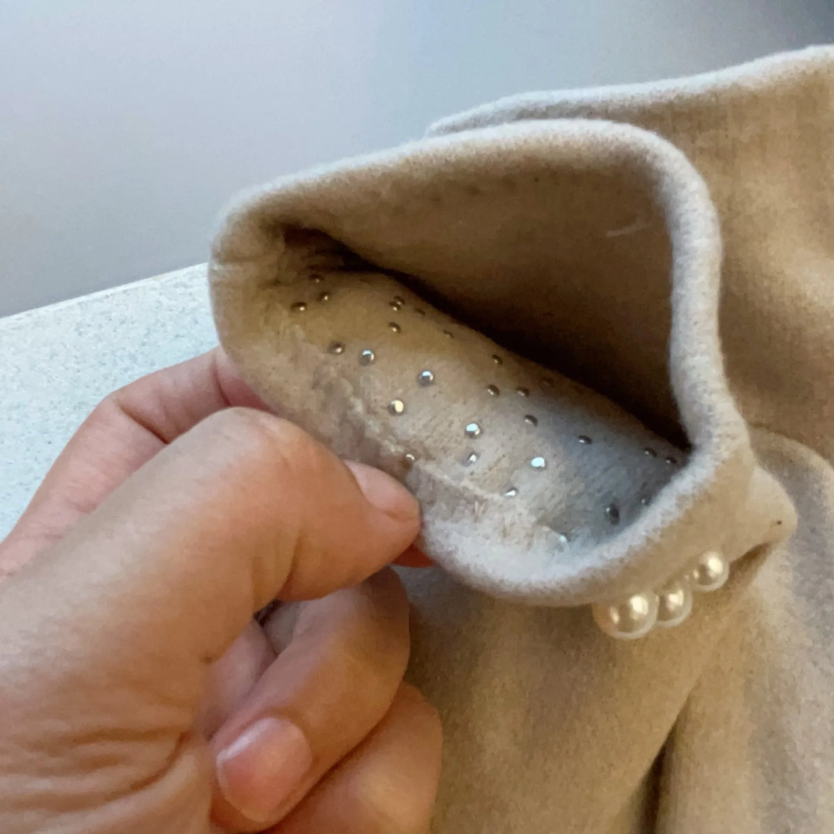 Gant femme, détail de l'intérieur strassé
