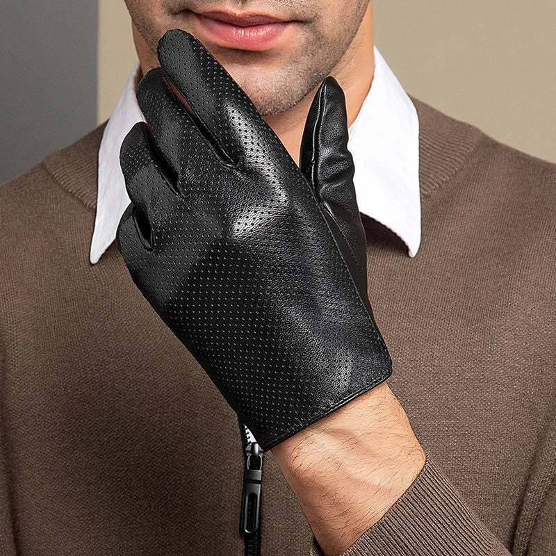 Gant cuir homme noir perforé porté, main près du visage