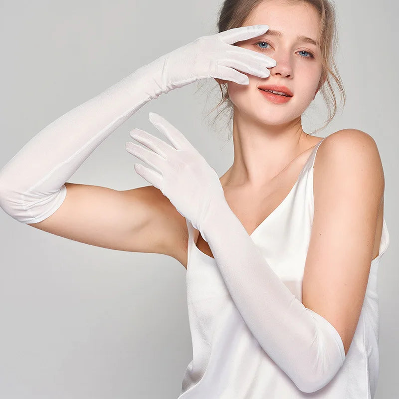 Gant femme long en soie, porté en tenue de soirée