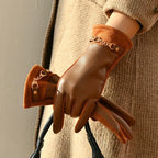Gants similicuir femme, coloris camel, chaîne dorée au poignet