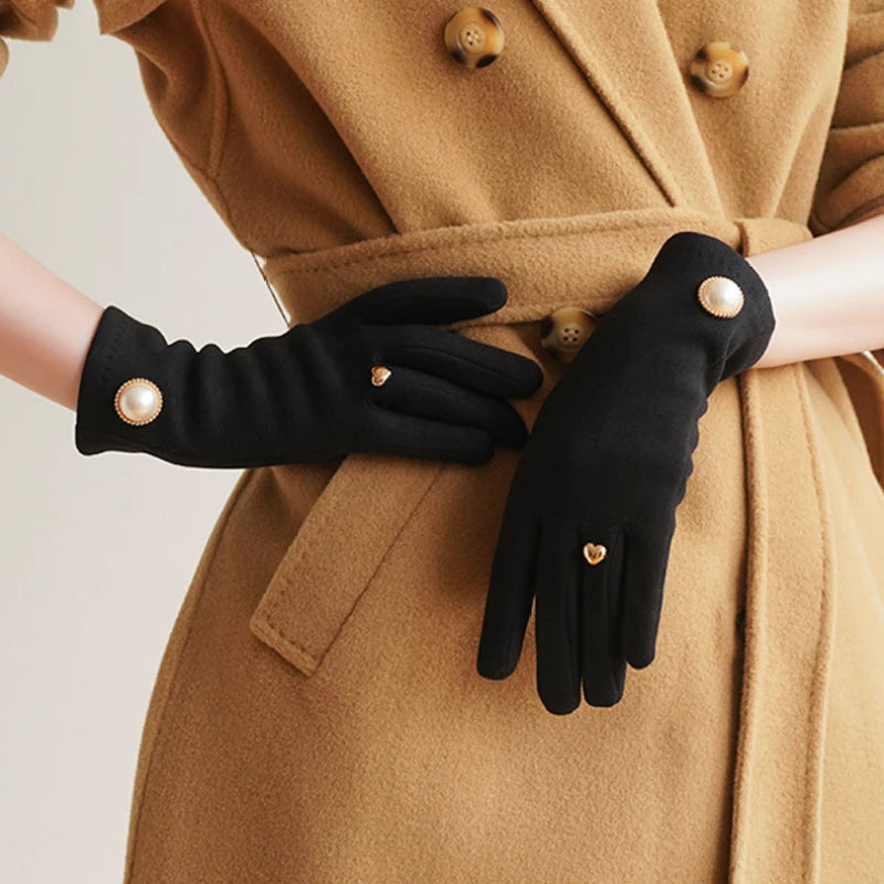 Gant femme noir, bouton perlé et breloque cœur