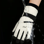 Gants de ski blanc cassé, démonstration de l'imperméabilité