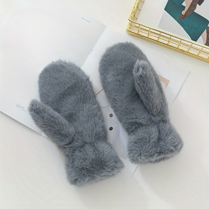 Moufle femme fausse fourrure, détail du pelage dense