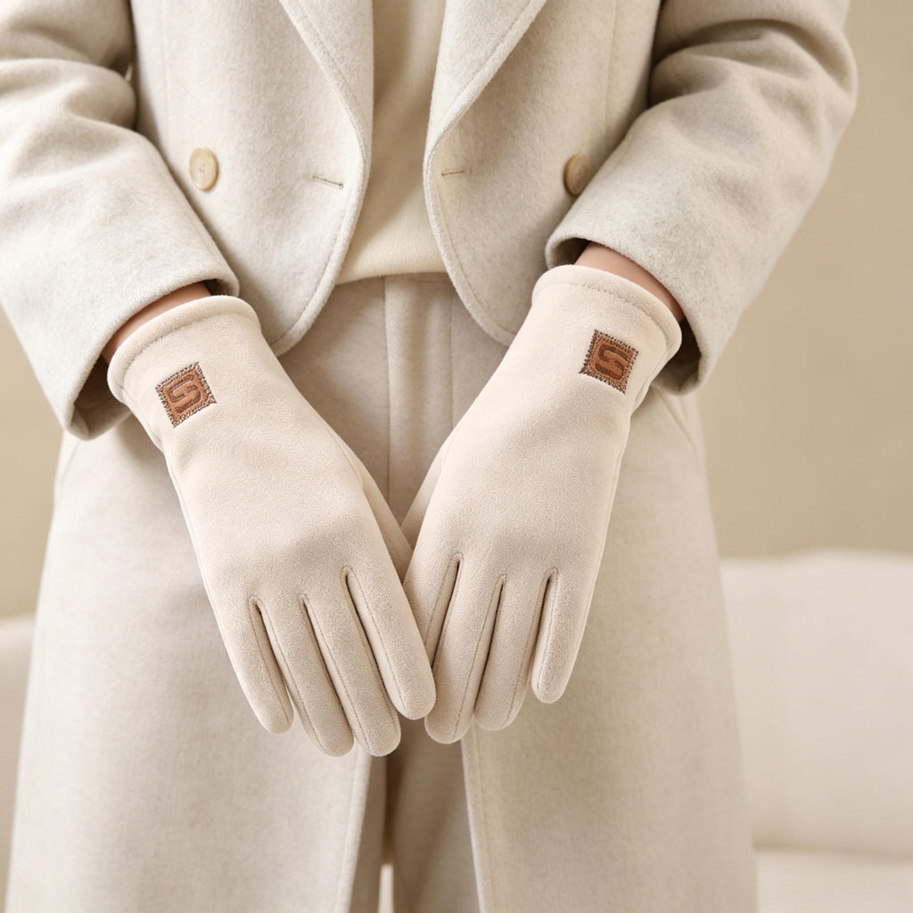 Gants femme polaire, portés avec une tenue décontractée