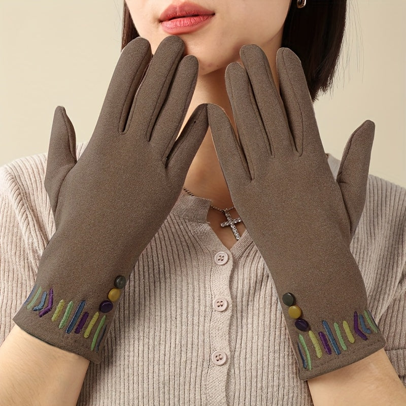 Gants femme marron portés, broderie multicolore au poignet