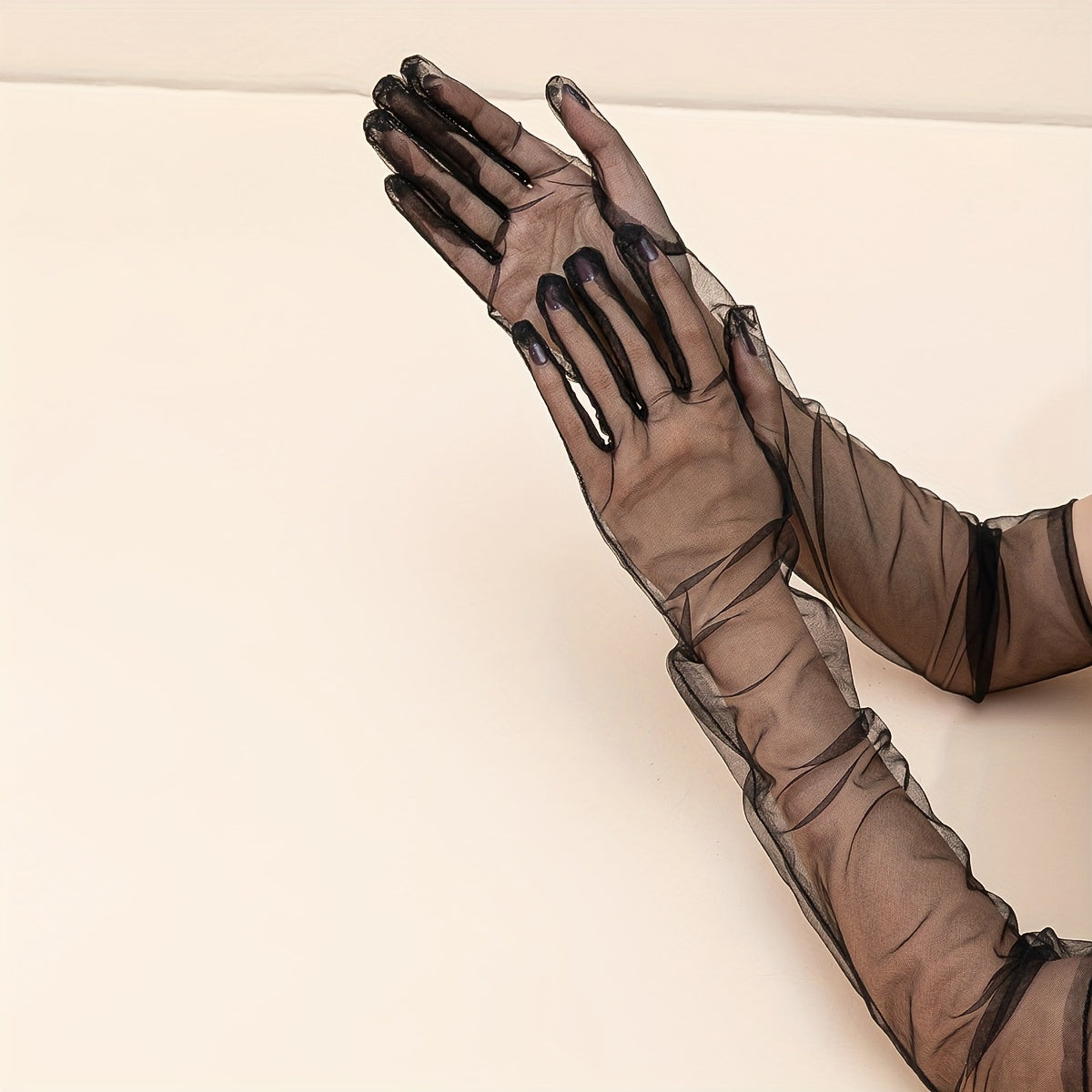 Gants longs femme transparents, paire posée à plat