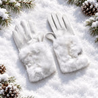 Gants femme blancs à manchette fausse fourrure posés dans la neige