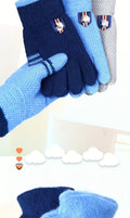 Gants enfant, vue portée avec le badge décoratif