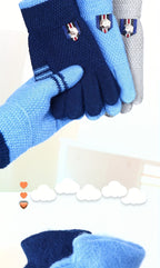 Gants enfant, vue portée avec le badge décoratif