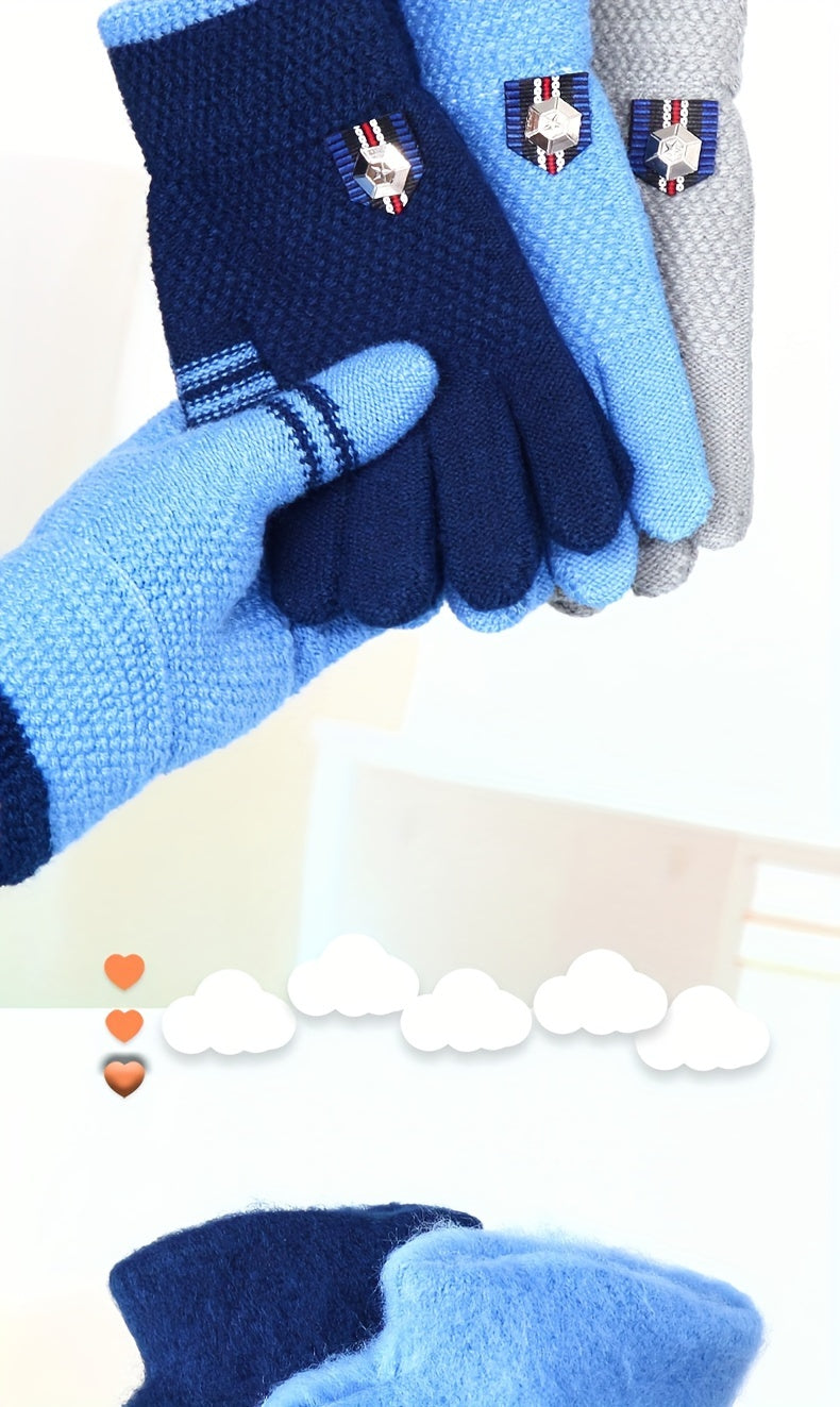 Gants enfant, vue portée avec le badge décoratif