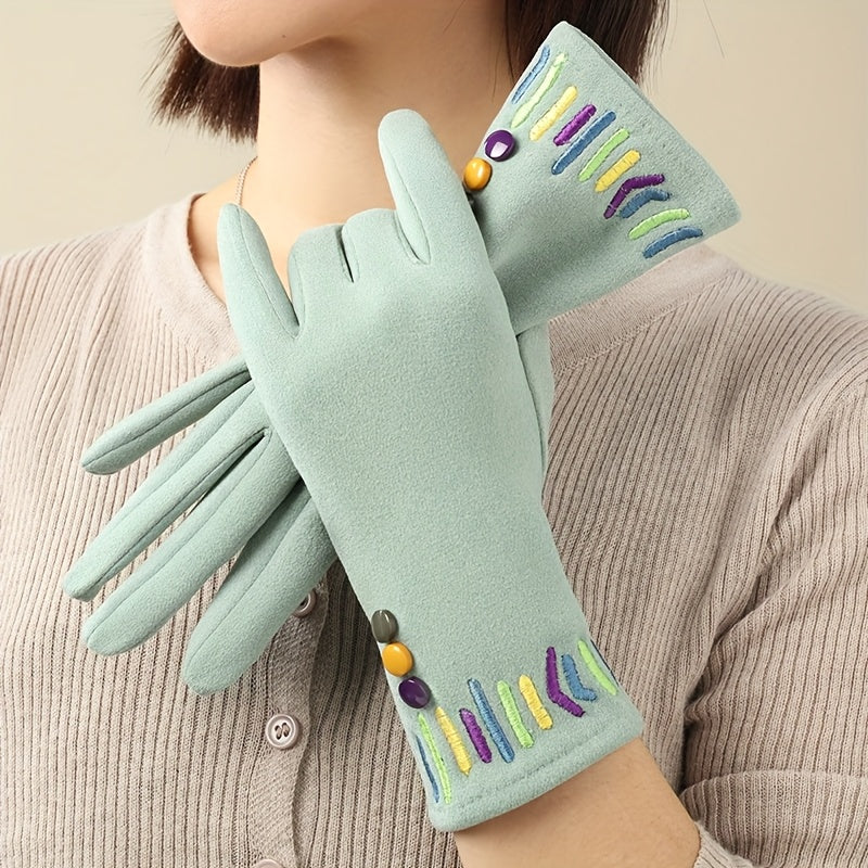 Gants femme vert clair portés, broderie multicolore au poignet