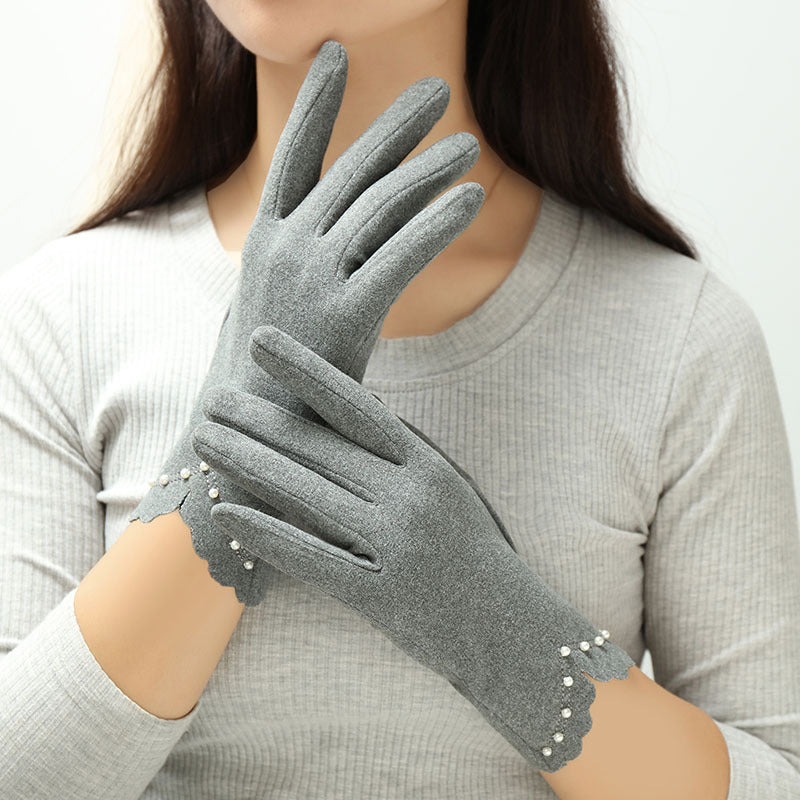 Gants tactiles femme gris portés, poignet festonné orné de perles