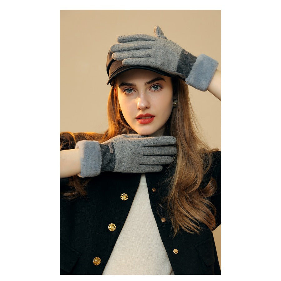 Femme portant des gants gris en laine avec un manteau noir