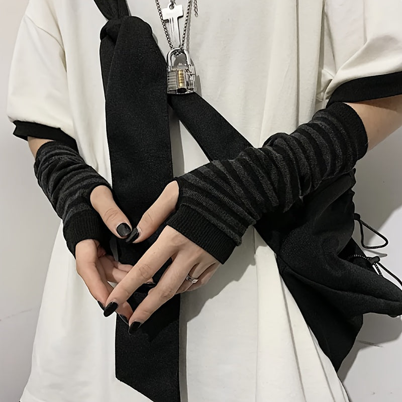 Mitaine femme longue en tricot noir, portée jusqu'au coude