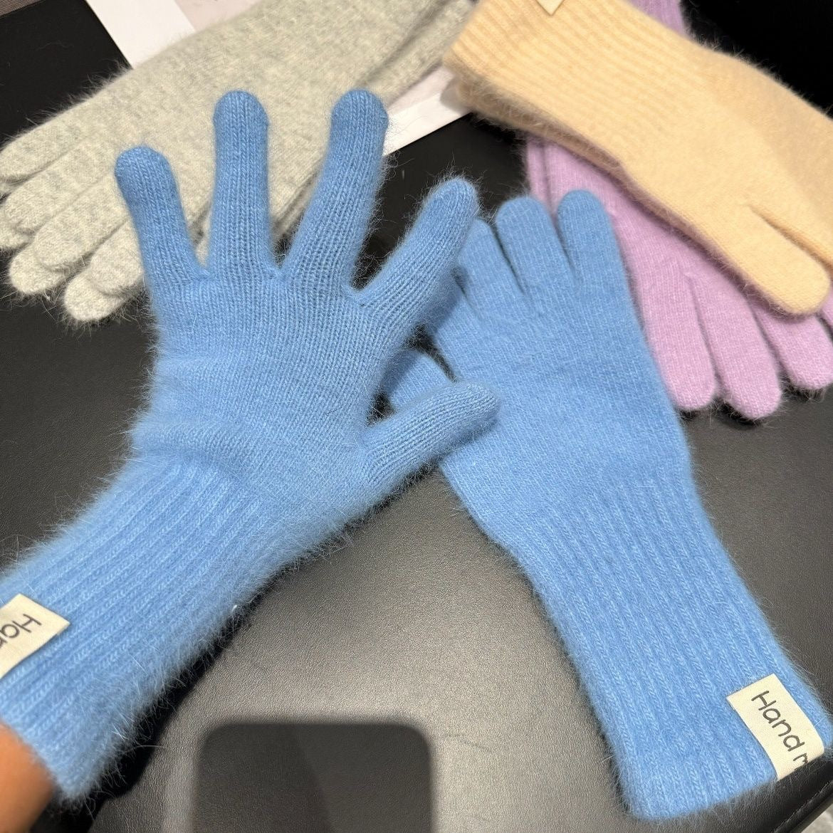 Gants femme longs, détail du poignet remonté sur l'avant-bras
