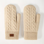 Gants moufle femme, portés en extérieur
