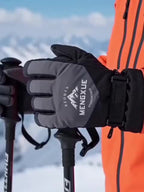 Gant de ski gris et noir, porté avec des bâtons de ski