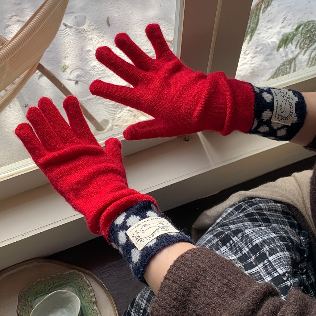 Gants longs femme rouges portés, détail de la manchette à pois et de l'étiquette