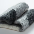 Gant demi-doigts gris clair, détail de la matière