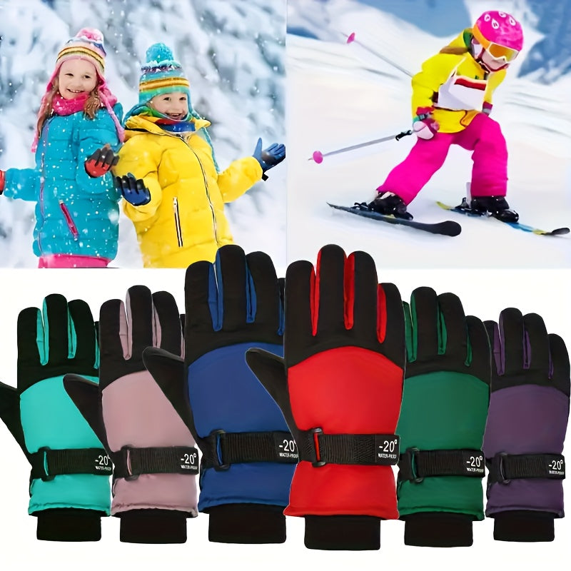 Enfants équipés de gants de ski en extérieur dans la neige
