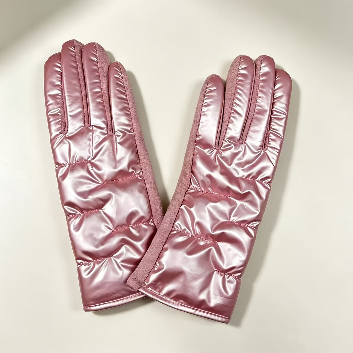 Gant femme rose, vue de face avec broderie au dos