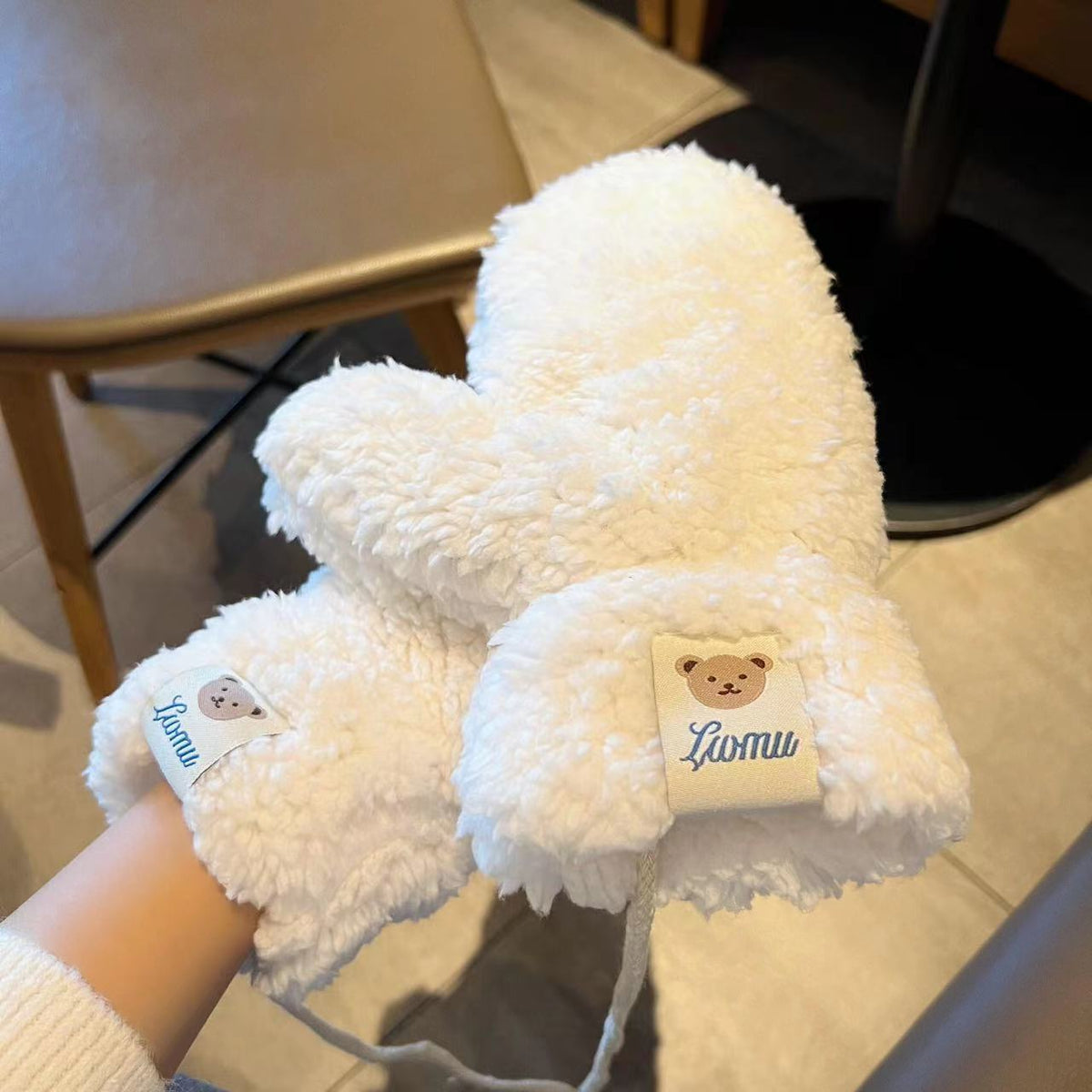 Moufle femme peluche teddy, portée en extérieur
