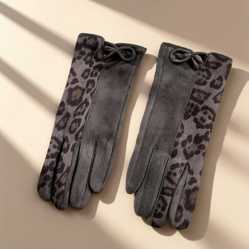 Gants femme, gros plan sur l'imprimé léopard