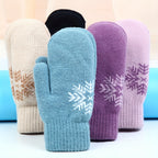 Détail du motif flocon de neige brodé