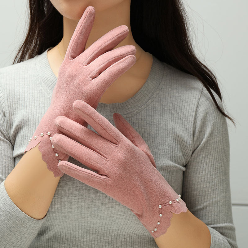 Gants tactiles femme roses portés, poignet festonné orné de perles