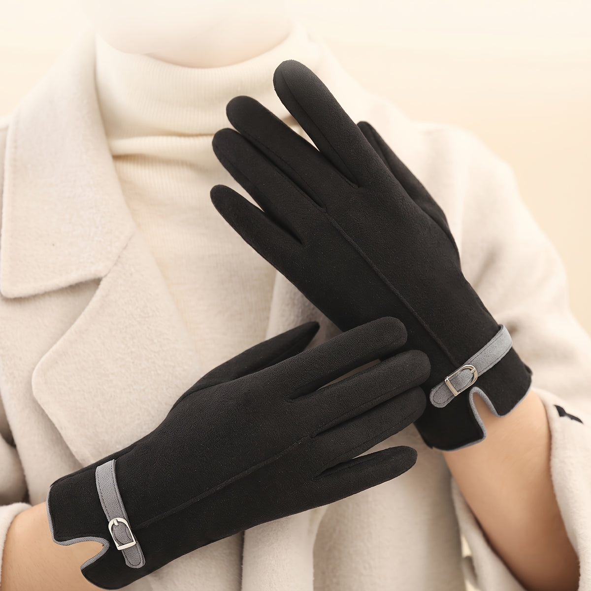 Gants classiques femme noirs portés, toucher suédé et liseré gris