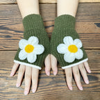 Mitaines femme vert kaki à marguerite crochetée, portées à plat