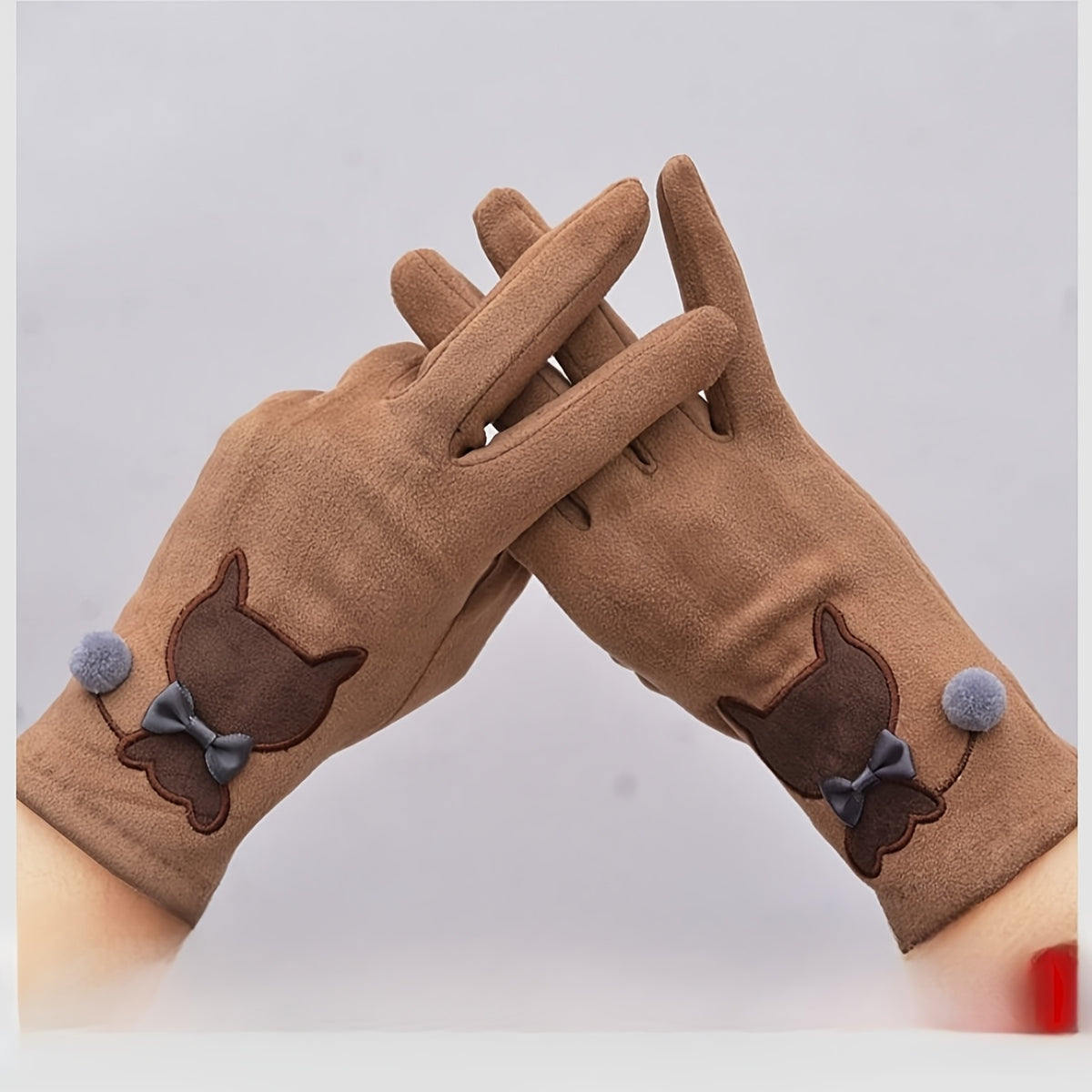 Gants femme camel en suédine, motif chat brun, nœud et pompon gris