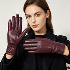 Gants femme couleur vin rouge portés, vue de face