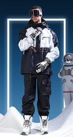 Homme en tenue de ski portant des gants moufle noir et blanc