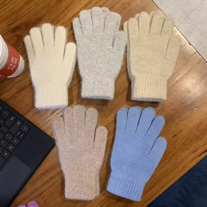 Gants femme longs, portés avec une tenue d'hiver