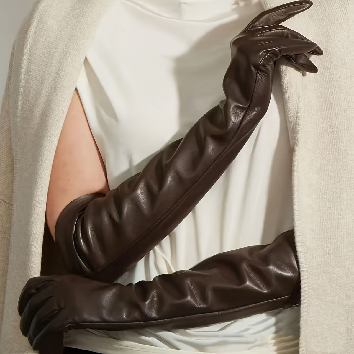 Gants longs femme effet cuir bordeaux, portés