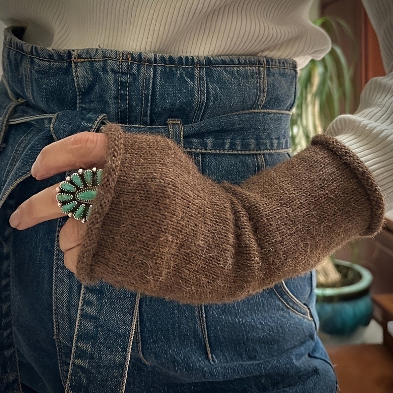 Mitaine femme en tricot brun, portée