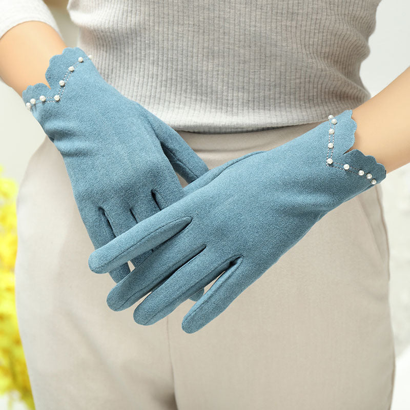 Gants tactiles femme bleus portés, détail des perles sur le feston