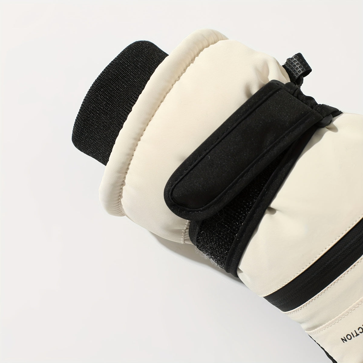 Détail de la patte auto-agrippante au poignet, gants de ski