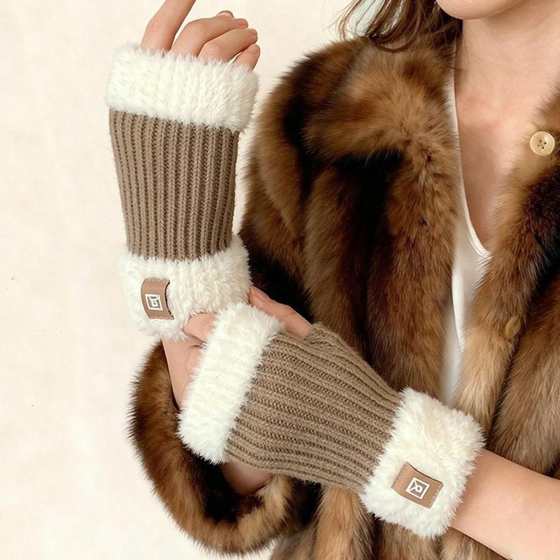 Paire de mitaines femme en maille côtelée taupe portées, bords crème