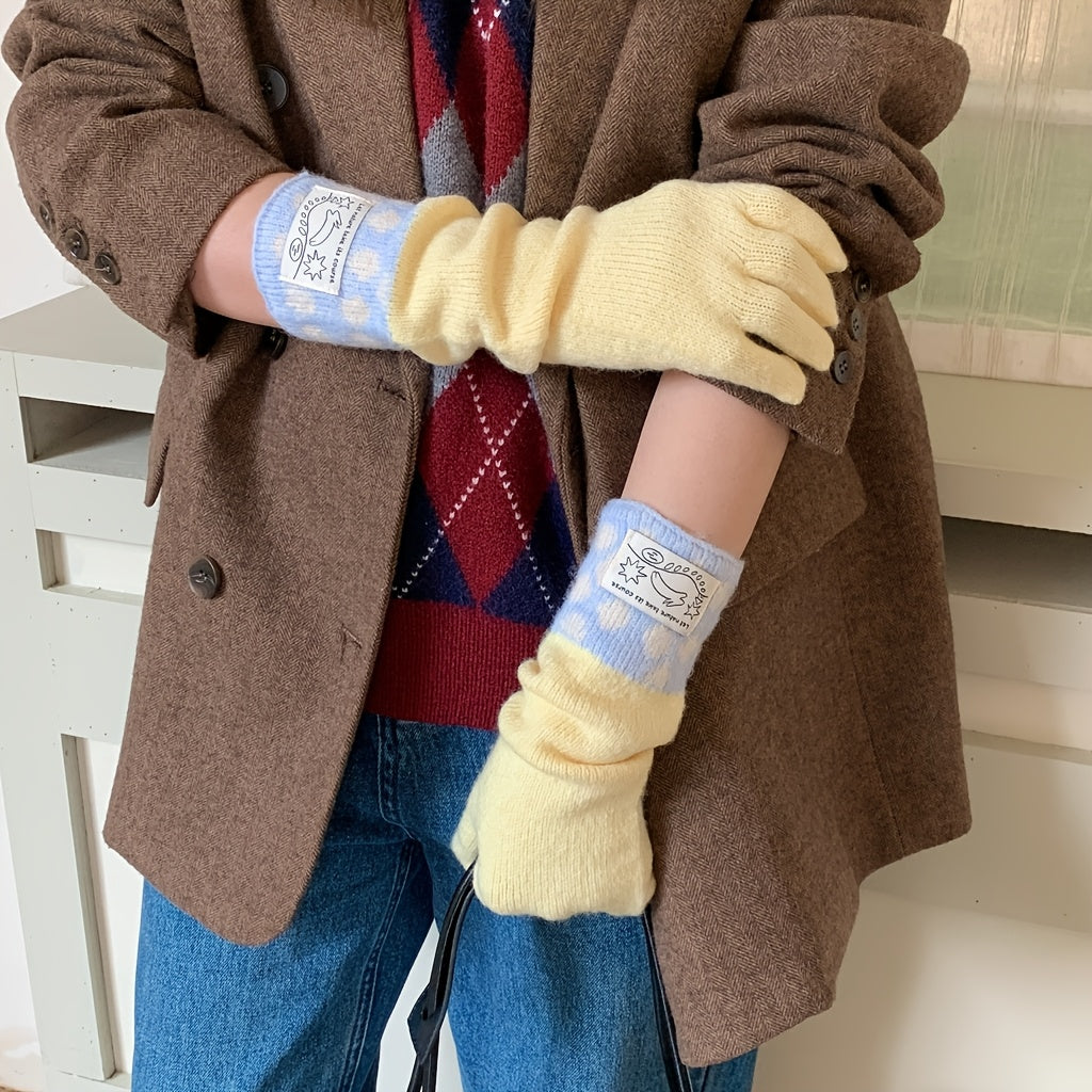 Gants longs femme jaunes portés, manchette à pois bleus, avec une veste en tweed
