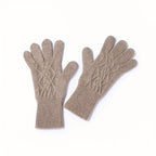 Paire de gants cachemire femme taupe, motif torsadé, posée à plat