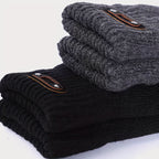 Gants homme café portés en extérieur