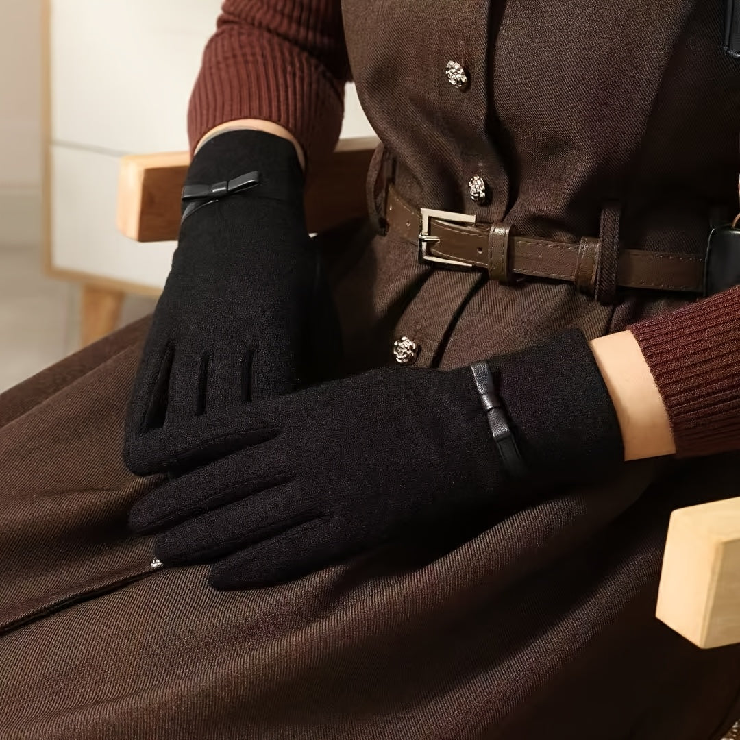 Gants en laine femme noirs portés, mains posées sur une robe marron