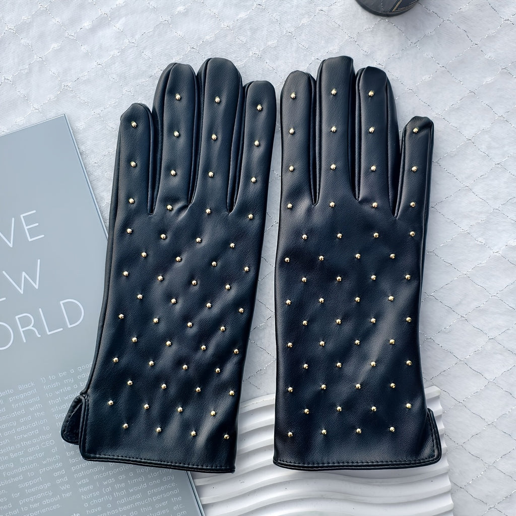 Gants femme cuir PU noir, gros plan sur les clous métalliques