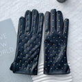 Gants femme cuir PU noir, gros plan sur les clous métalliques