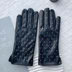 Gants femme cuir PU noir, gros plan sur les clous métalliques