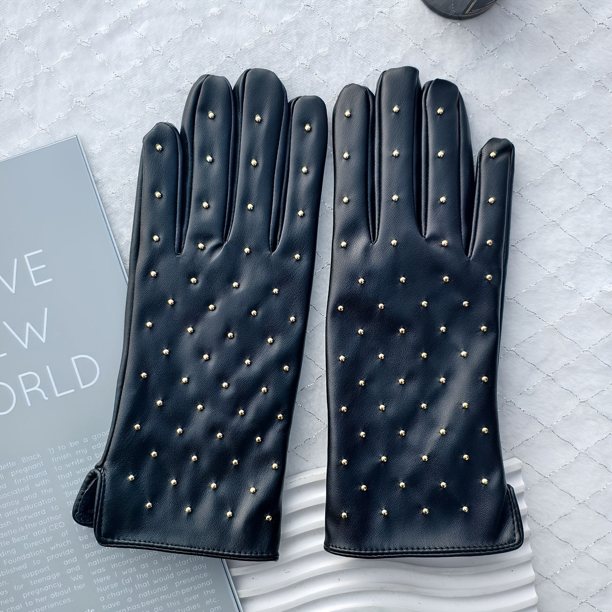Gants femme cuir PU noir, gros plan sur les clous métalliques
