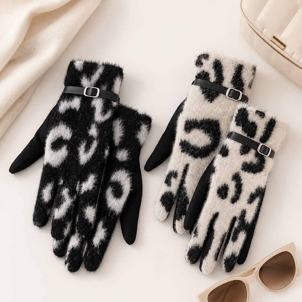 Gants femme léopard noir et blanc et beige et noir posés côte à côte